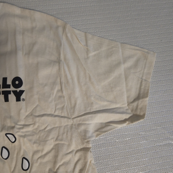 SANRIO Hello Kitty Beige Color Graphic T-Shirt Size Large Watering Plants NEW - Picture 4 of 12